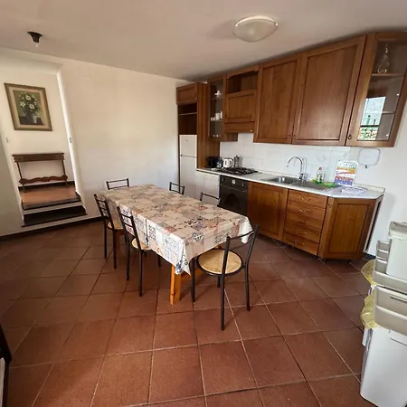 Tuvo Apartment